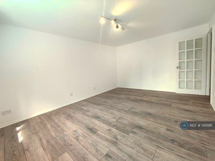 2 Bedroom Flat To Rent In Britten Court, London, E15