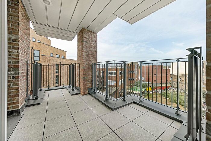 2 Bedroom Flat For Sale In Copeland Road, London, SE15