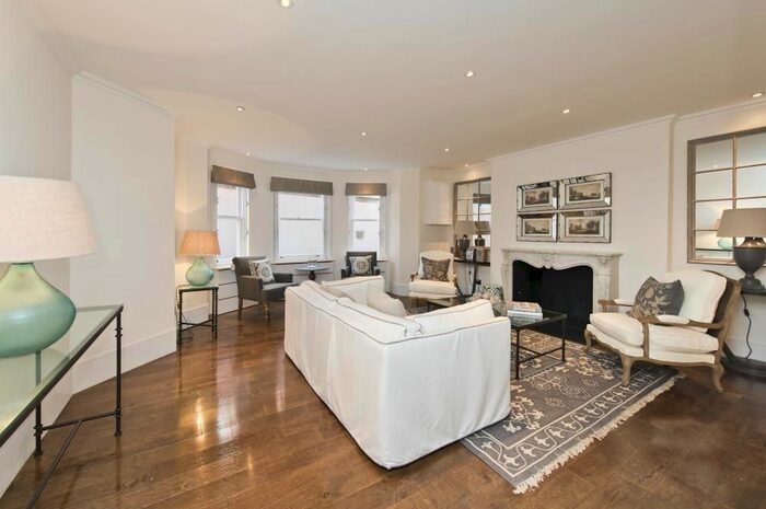 3 Bedroom Flat To Rent In Cadogan Square, London, SW1X