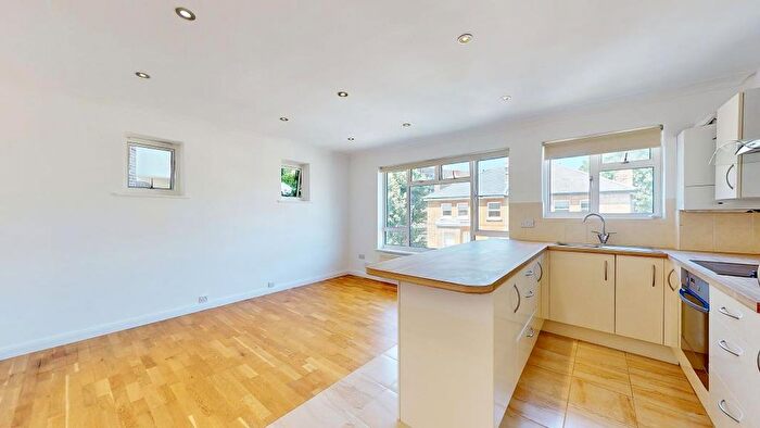 2 Bedroom Flat To Rent In Lichfield Gardens, TW9