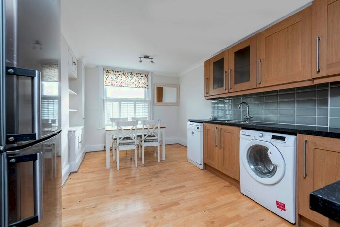 3 Bedroom Flat To Rent In Bramfield Road, London, SW11