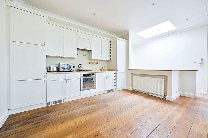 2 Bedroom Flat For Sale In Barons Court Road, Barons Court, London, W14