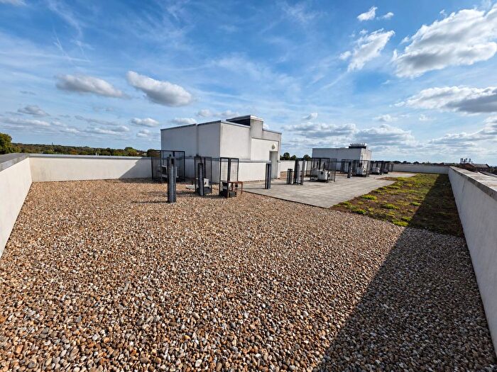 2 Bedroom Flat For Sale In Fairfield Road, Yiewsley, West Drayton, UB7