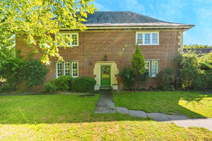2 Bedroom Apartment For Sale In Burnhams Field, Weston Turville, Aylesbury, HP22