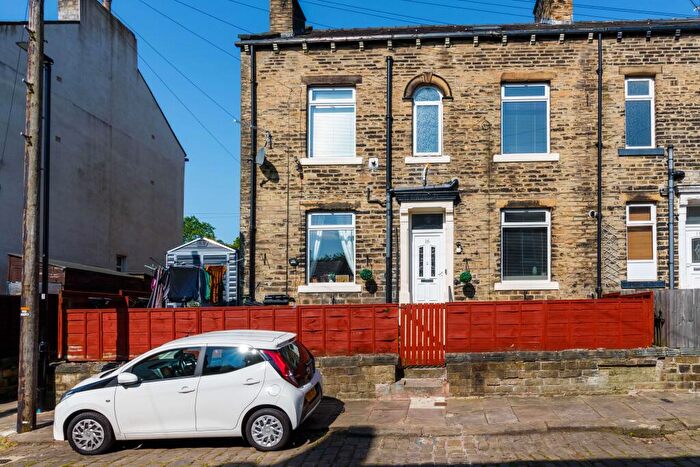 4 Bedroom End Of Terrace House To Rent In Moorlands Place, Halifax, HX1