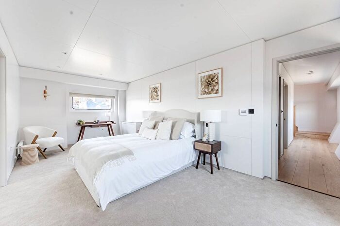 2 Bedroom Houseboat To Rent In Cheyne Walk, Chelsea, London, SW10