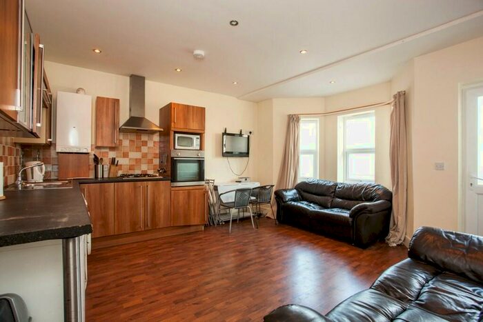 5 Bedroom Semi-Detached House To Rent In Alma Rd Winton Banks, BH9