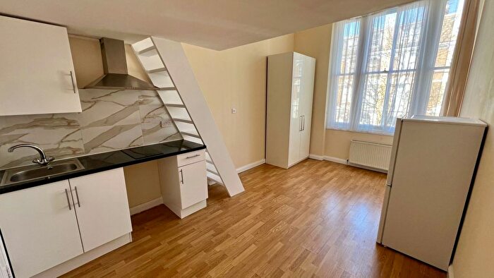 Terraced House To Rent In Sinclair Road, London, W14