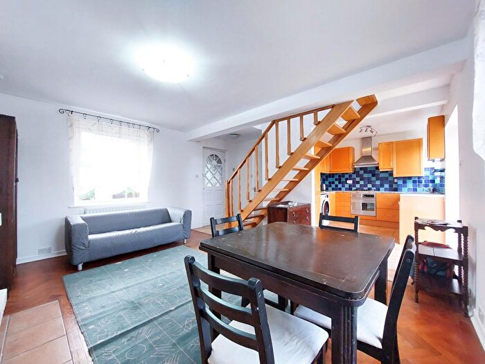 3 Bedroom Flat To Rent In Saxson Drive, London, W3