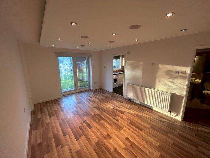 2 Bedroom Flat To Rent In Poplar Grove, Friern Barnet, N11