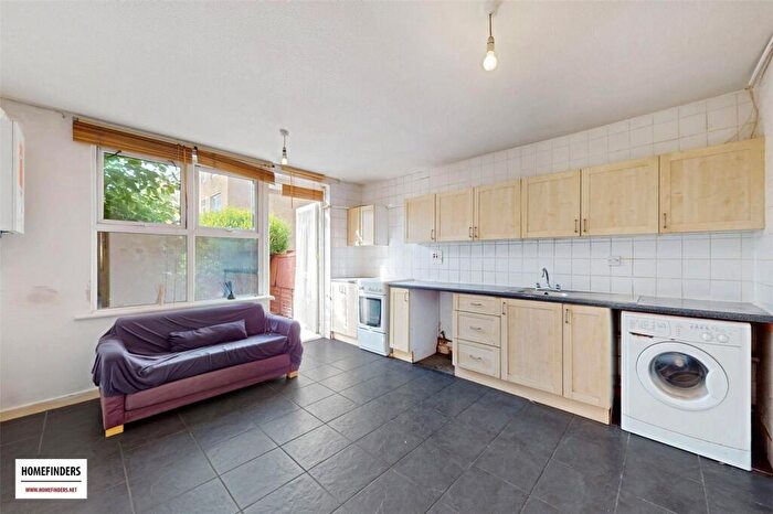 3 Bedroom Terraced House For Sale In Caldecott Way, Hackney, E5 - Photo 2