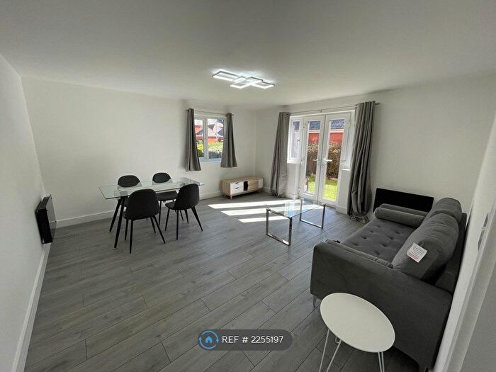 2 Bedroom Flat To Rent In Winnipeg Quay, Salford, M50