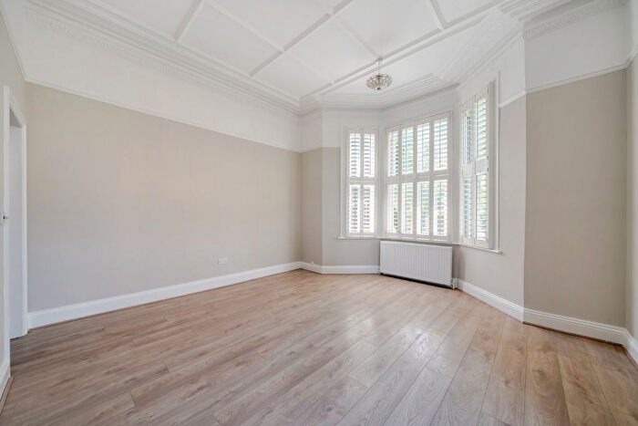 2 Bedroom Flat To Rent In Bedford Hill, Balham, London, SW12