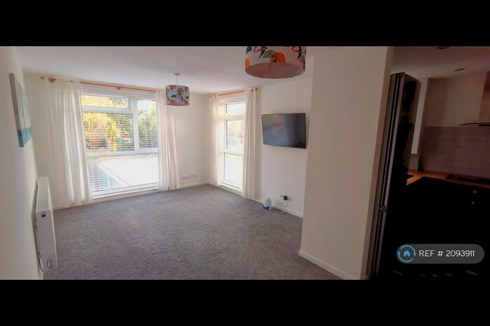 2 Bedroom Flat To Rent In Glenthorne Close, Chesterfield, S40