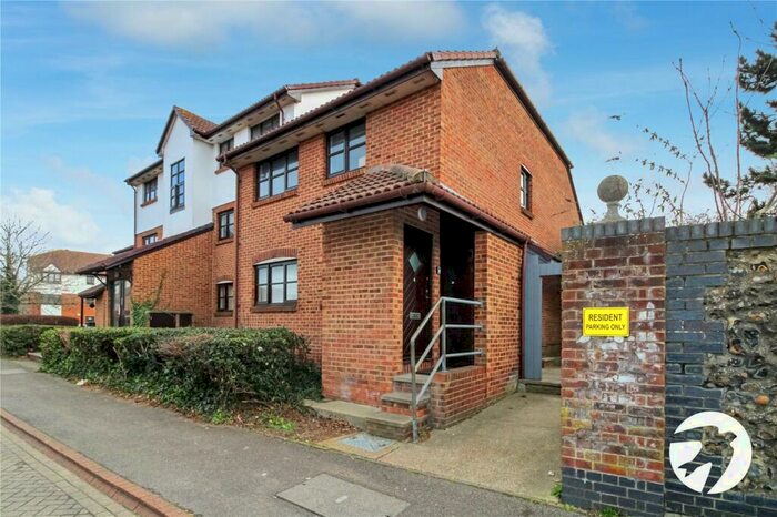 2 Bedroom Maisonette To Rent In Chalice Way, Greenhithe, Kent, DA9