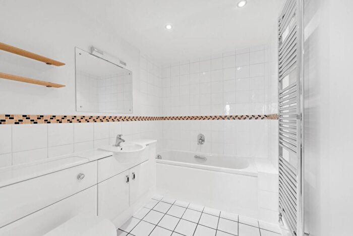 2 Bedroom Flat To Rent In Hanover Avenue, Royal Docks, London, E16