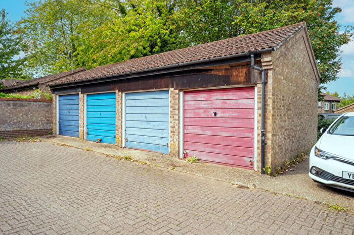 2 Bedroom Apartment For Sale In Taylor Close, St. Albans, AL4