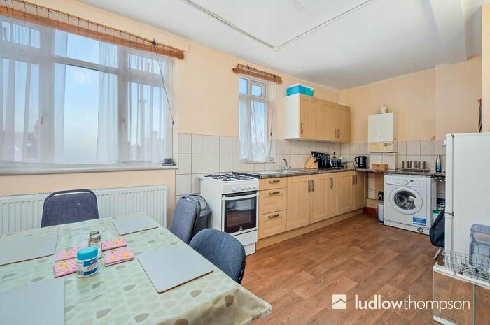 2 Bedroom Flat To Rent In Mitcham Road, London, SW17