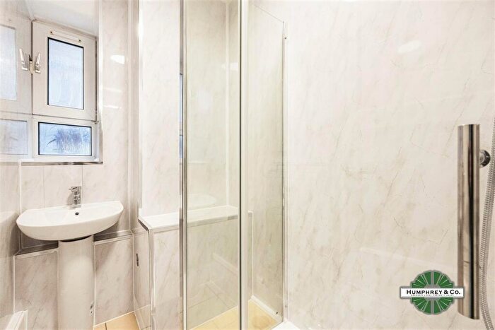 3 Bedroom Flat To Rent In Pinchin Street, E1