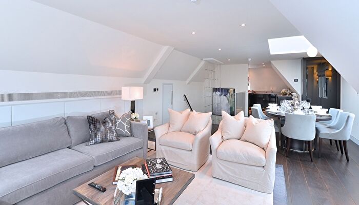 2 Bedroom Flat To Rent In Duke Street, London, W1K