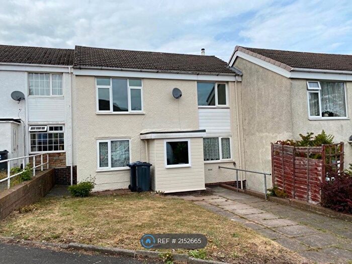4 Bedroom Terraced House To Rent In The Roundabout, Birmingham, B31