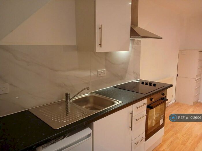 Studio To Rent In East Road, Edgware, HA8