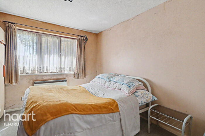 1 Bedroom Maisonette For Sale In Eastern Avenue, Ilford, IG2