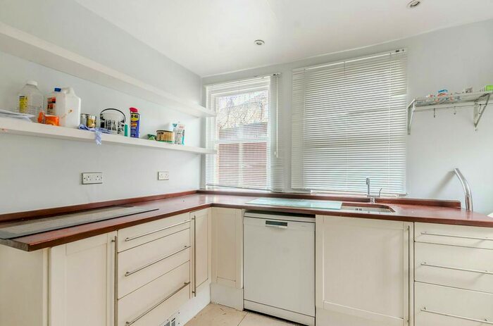 2 Bedroom Flat To Rent In Emanuel Avenue, Acton, London, W3