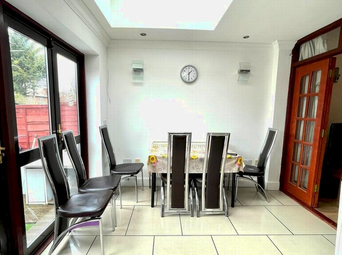 5 Bedroom Semi-Detached House To Rent In The Vale, Cricklewood, NW11