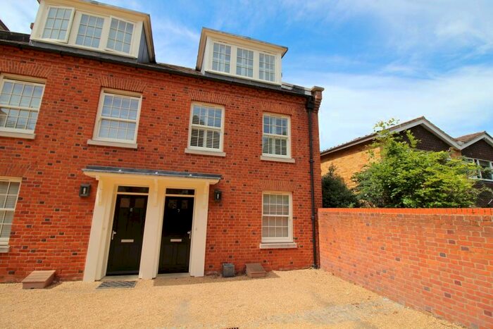 2 Bedroom Town House To Rent In Dunham Mews, Hatfield, AL9