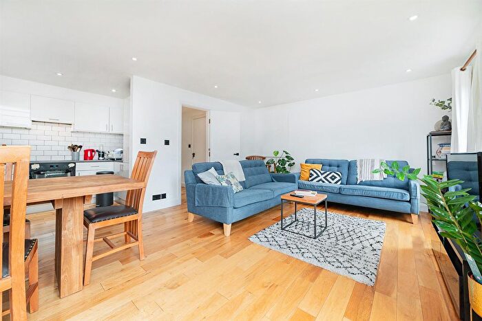 2 Bedroom Flat To Rent In Durward Street, London, E1