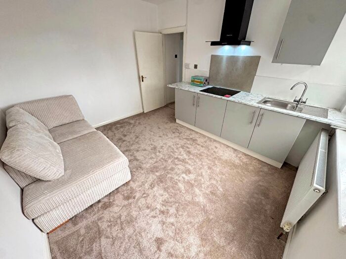 1 Bedroom Flat To Rent In Manor Avenue, Hounslow, TW4