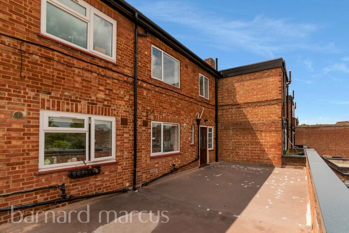 3 Bedroom Flat To Rent In Carlton Dene, London Road, Stoneleigh, Epsom, KT17