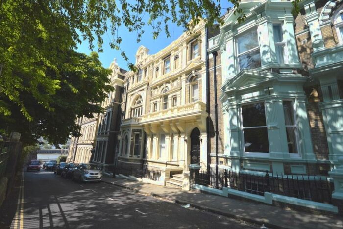 2 Bedroom Flat To Rent In Castle Hill, Rochester, Kent, ME1