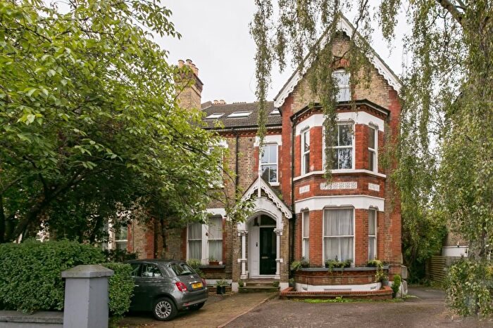 3 Bedroom Flat To Rent In Thurlow Park Road London, SE21