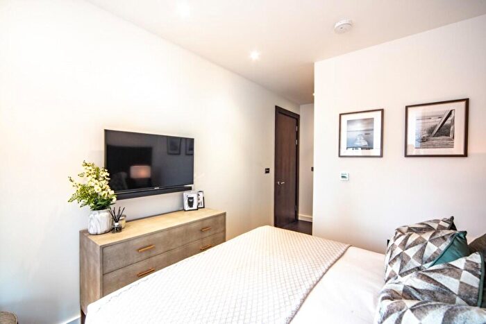 2 Bedroom Apartment To Rent In Thornes House, London, SW11
