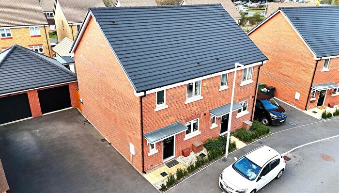 3 Bedroom Semi Detached House For Sale In Honey Bee Street, Calcot, Reading, RG31