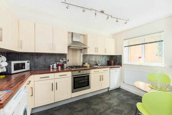 2 Bedroom Flat To Rent In Portsmouth Road, Kingston Upon Thames, KT1