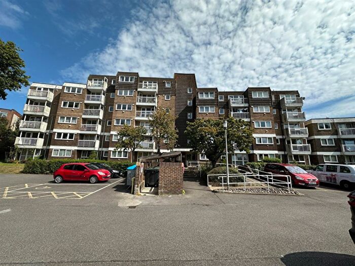 1 Bedroom Flat To Rent In Wynnstay, Oak Hall Park, Burgess Hill, RH15