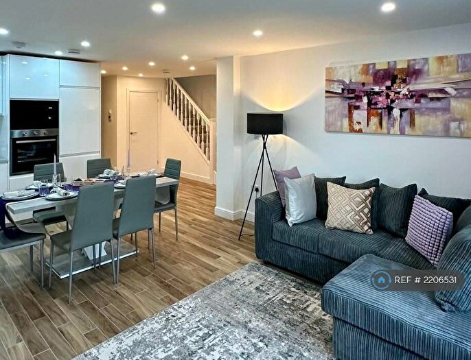 3 Bedroom Bungalow To Rent In Ballards Way, Croydon, CR0