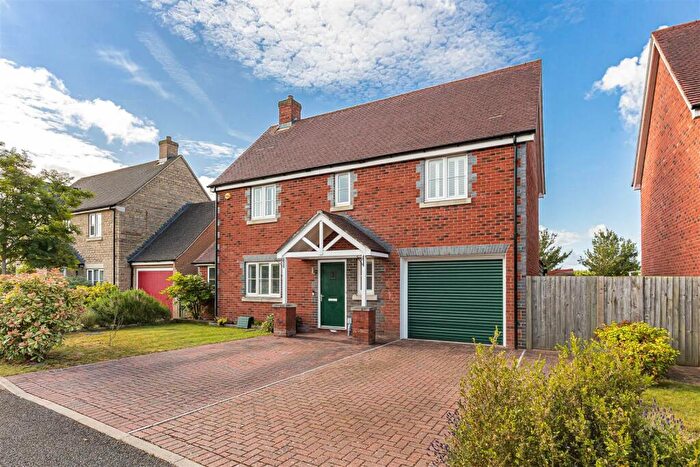 4 Bedroom House For Sale In Vespasian Way, Bicester, OX26