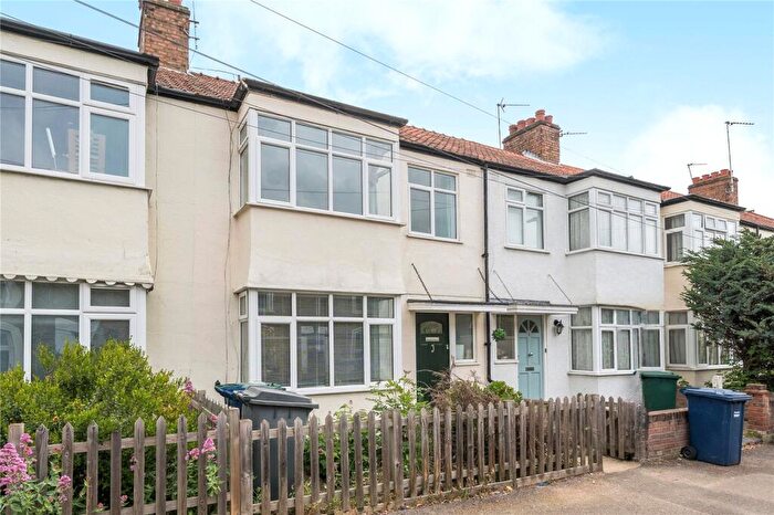 3 Bedroom Terraced House For Sale In Victoria Avenue, Barnet, EN4