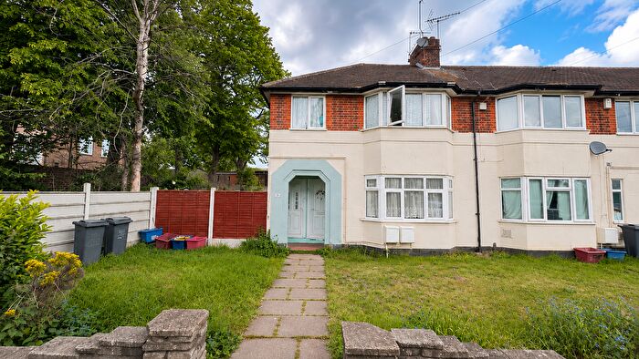 2 Bedroom Maisonette For Sale In Staines Road, Hounslow, Middlesex, TW4