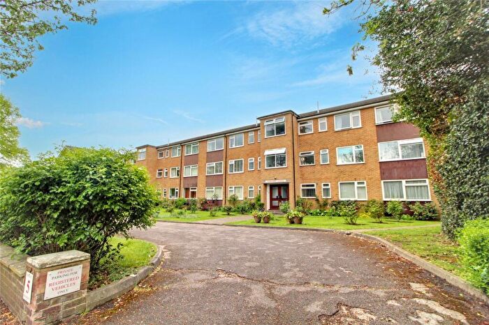 2 Bedroom Apartment For Sale In Village Road, Enfield, Middlesex, EN1