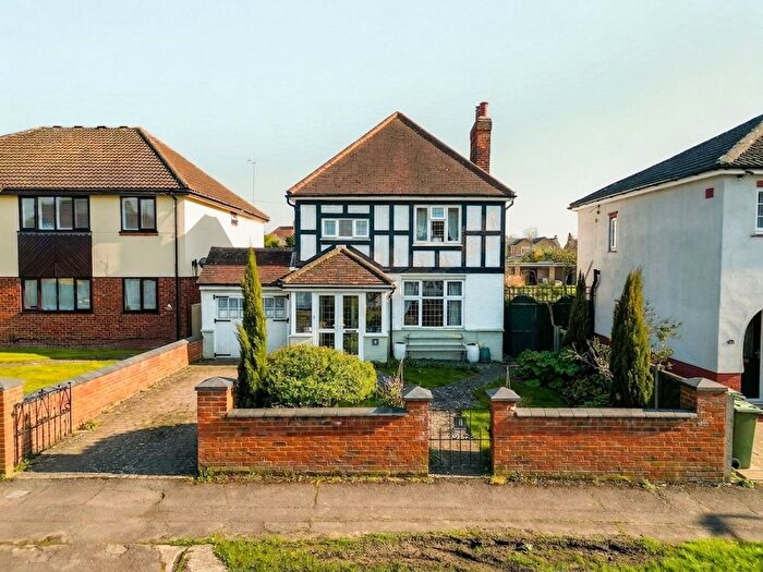 3 Bedroom Detached House For Sale In Milton Road, Aylesbury, HP21