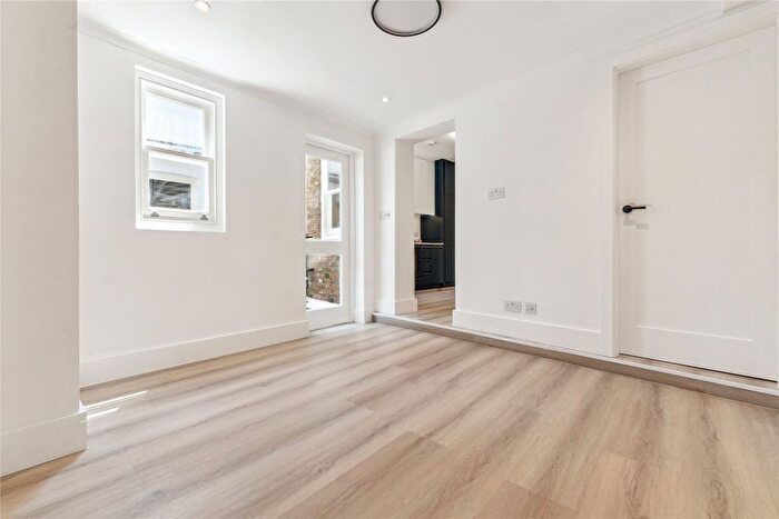 2 Bedroom Flat To Rent In Devonshire Road, London, W4