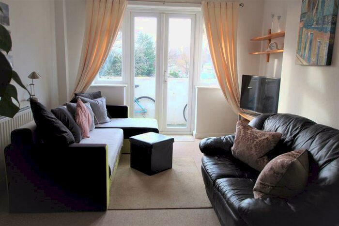 2 Bedroom Flat To Rent In Eastway, Epsom, KT19