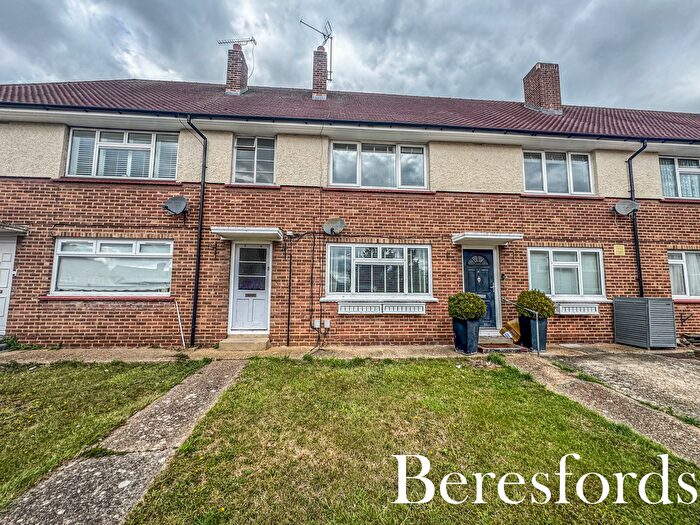 3 Bedroom Flat For Sale In Morris Road, Romford, RM3