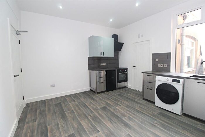 1 Bedroom Flat To Rent In Ombersley Road, Newport, NP20