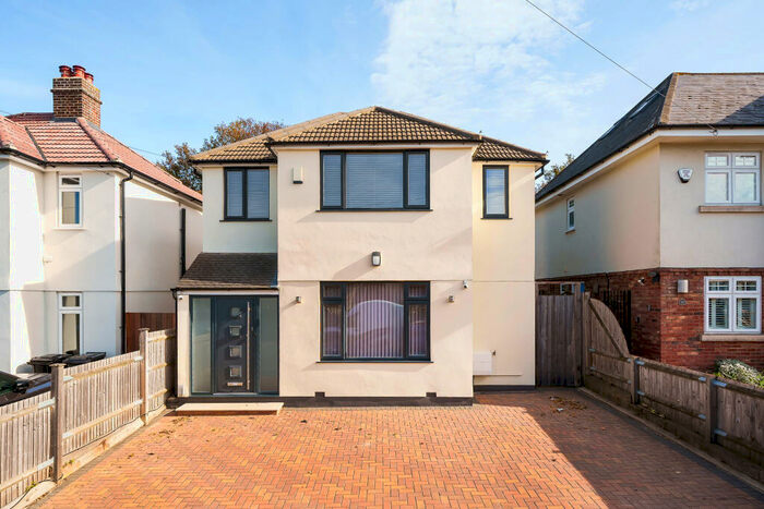 3 Bedroom Detached House To Rent In Minster Road, Bromley, BR1
